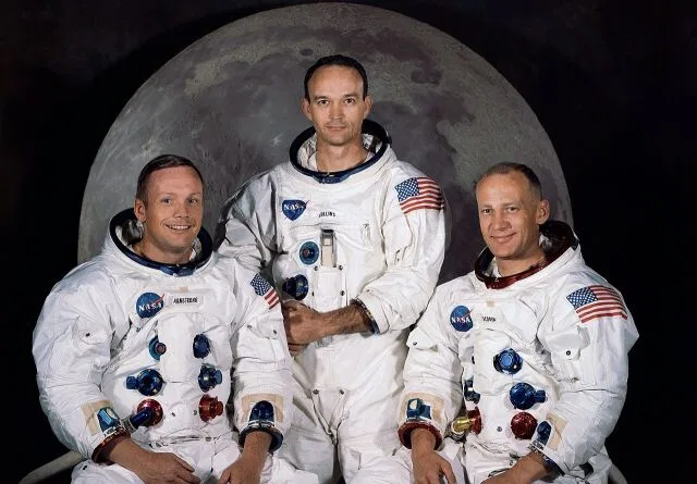 Американский космический корабль «Аполлон-11» совершил первую в истории посадку на Луну