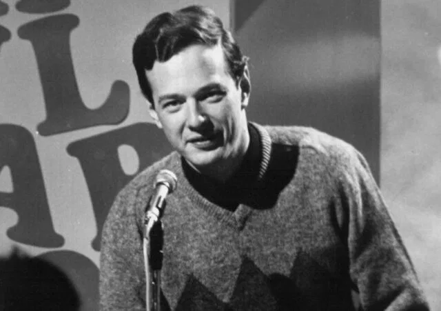 Брайан Эпстайн посетил кафе «Кэверн Клаб», где услышал The Beatles Брайан Эпстайн посетил кафе «Кэверн Клаб», где услышал The Beatles
