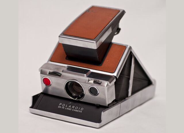 Эдвин Лэнд запатентовал камеру Polaroid Эдвин Лэнд запатентовал камеру Polaroid