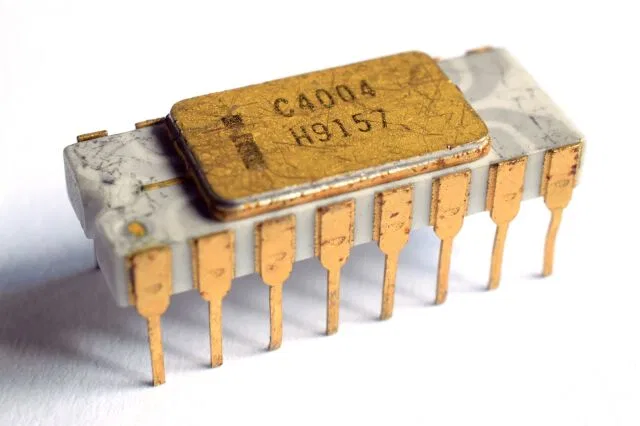 Фирма Intel выпустила свой первый микропроцессор — модель 4004
