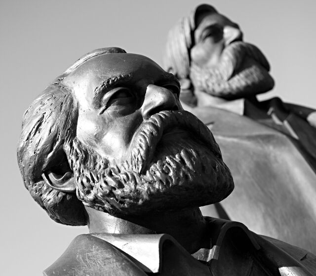Карл Маркс и Фридрих Энгельс опубликовали «Манифест коммунистической партии» Карл Маркс и Фридрих Энгельс опубликовали «Манифест коммунистической партии»