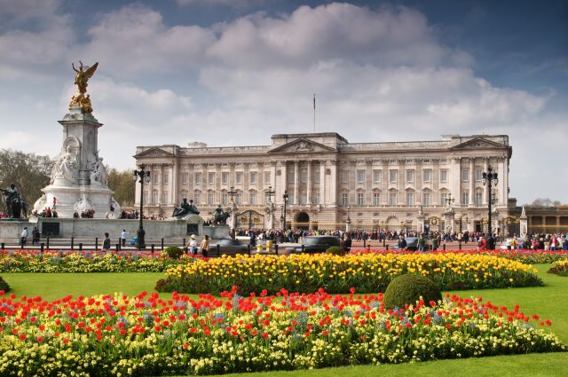 Королева Виктория стала первым английским монархом, поселившимся в Букингемском дворце Королева Виктория стала первым английским монархом, поселившимся в Букингемском дворце