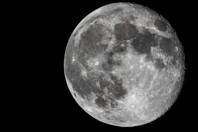 Луи Дагер произвел первую фотосъемку Луны