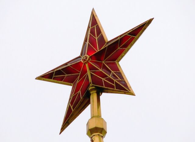 На Кремлевских башнях установлены рубиновые звезды На Кремлевских башнях установлены рубиновые звезды