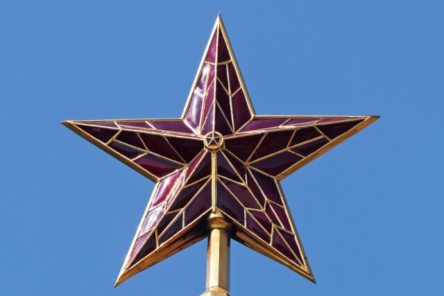 На Спасской башне Московского Кремля установлена первая пятиконечная звезда На Спасской башне Московского Кремля установлена первая пятиконечная звезда