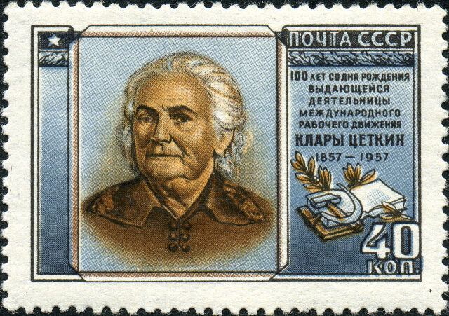 Прошла забастовка текстильщиц Нью-Йорка, вошедшая в историю как «Марш пустых кастрюль» Прошла забастовка текстильщиц Нью-Йорка, вошедшая в историю как «Марш пустых кастрюль»