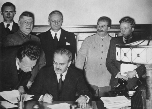 СССР и Германия подписали договор «О дружбе и границе» СССР и Германия подписали договор «О дружбе и границе»
