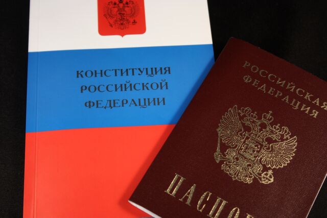 В ходе всенародного голосования принята Конституция Российской Федерации В ходе всенародного голосования принята Конституция Российской Федерации