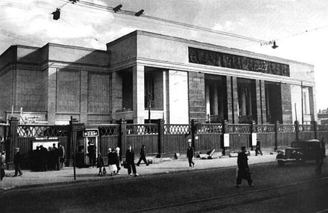 В Ленинграде открылся кинотеатр «Москва», первый трехзальный кинотеатр в СССР В Ленинграде открылся кинотеатр «Москва», первый трехзальный кинотеатр в СССР