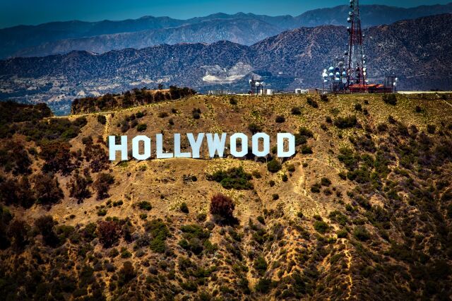 В Лос-Анджелесе на склоне горы появилась знаменитая надпись «HOLLYWOOD» В Лос-Анджелесе на склоне горы появилась знаменитая надпись «HOLLYWOOD»