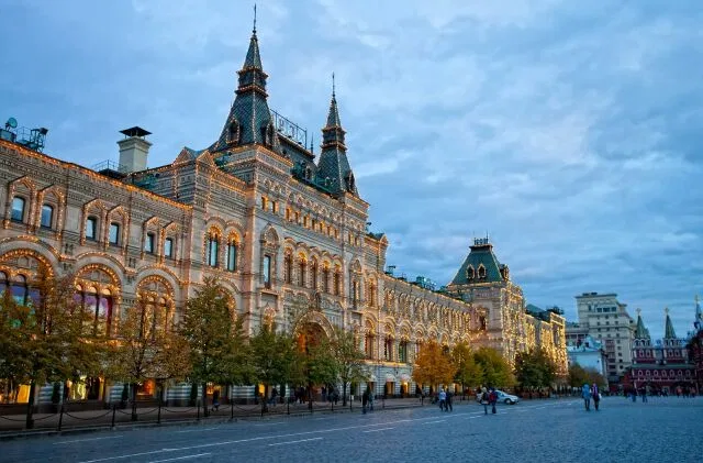 В Москве на Красной площади торжественно открыты Верхние торговые ряды (сегодня – ГУМ) В Москве на Красной площади торжественно открыты Верхние торговые ряды (сегодня – ГУМ)