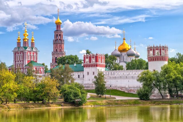В недавно основанный Новодевичий монастырь торжественно перенесен образ Богоматери Одигитрии Смоленской В недавно основанный Новодевичий монастырь торжественно перенесен образ Богоматери Одигитрии Смоленской