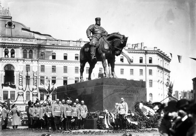В Петербурге освящен и торжественно открыт памятник Александру III В Петербурге освящен и торжественно открыт памятник Александру III
