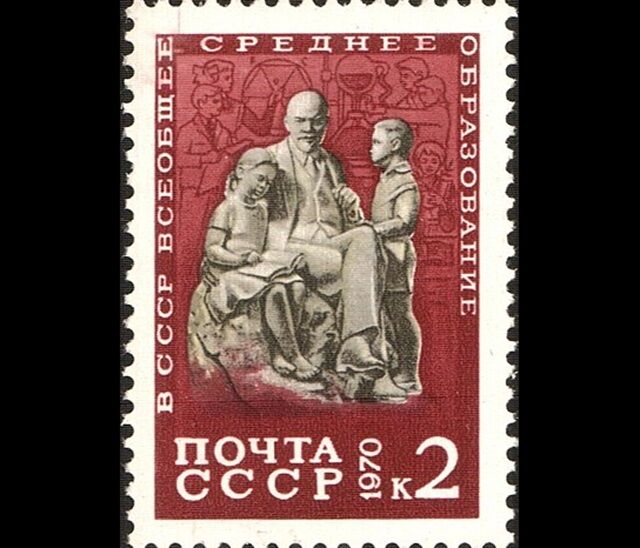 В СССР отменена плата за обучение в старших классах средних школ В СССР отменена плата за обучение в старших классах средних школ