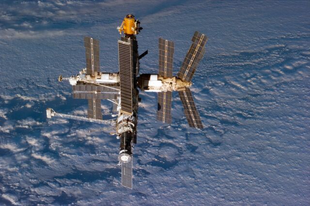 В Тихом океане затоплена орбитальная станция «Мир» В Тихом океане затоплена орбитальная станция «Мир»