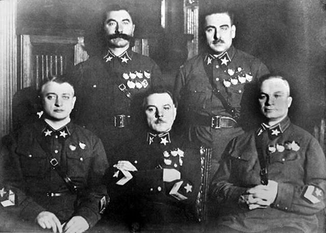 В Вооруженных силах СССР введены персональные воинские звания для кадрового состава армии и флота и высшее звание «Маршал Советского Союза» В Вооруженных силах СССР введены персональные воинские звания для кадрового состава армии и флота и высшее звание «Маршал Советского Союза»