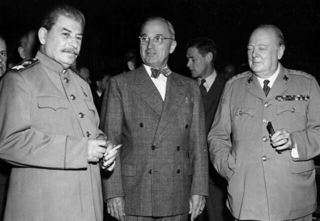 Во время Потсдамской конференции Гарри Трумэн сообщил Иосифу Сталину о создании в США нового сверхмощного «супер-оружия» Во время Потсдамской конференции Гарри Трумэн сообщил Иосифу Сталину о создании в США нового сверхмощного «супер-оружия»