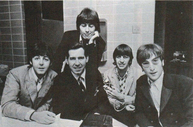 Вышел культовый альбом в истории рок-музыки Revolver группы The Beatles Вышел культовый альбом в истории рок-музыки Revolver группы The Beatles