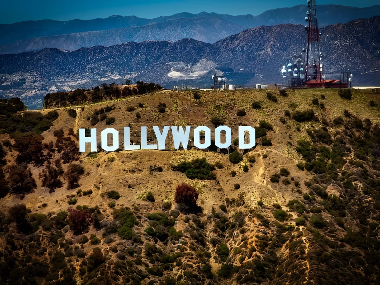 В Лос-Анджелесе на склоне горы появилась знаменитая надпись «HOLLYWOOD» В Лос-Анджелесе на склоне горы появилась знаменитая надпись «HOLLYWOOD»