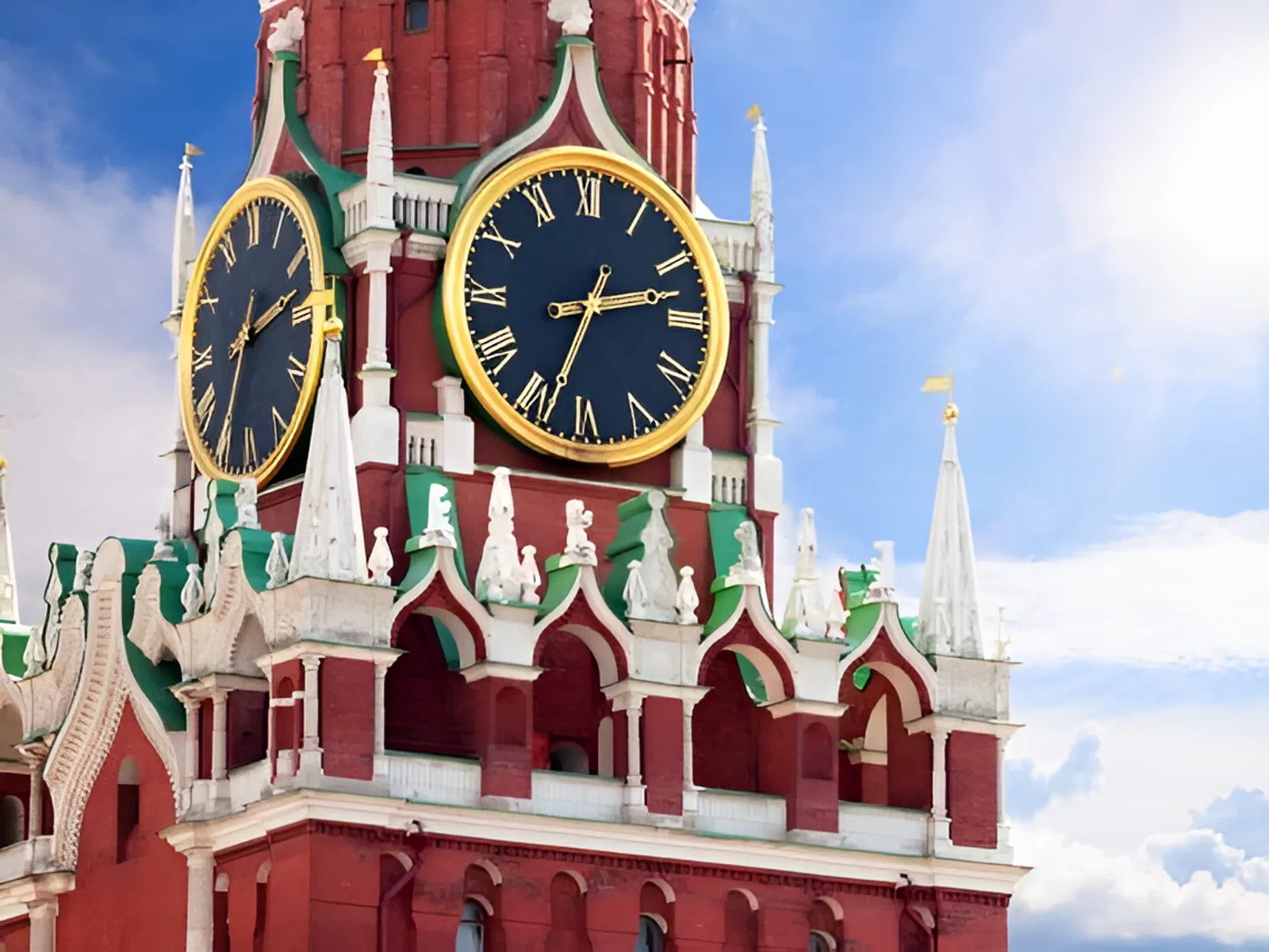 Кремлевские куранты впервые исполнили Государственный гимн России Кремлевские куранты впервые исполнили Государственный гимн России