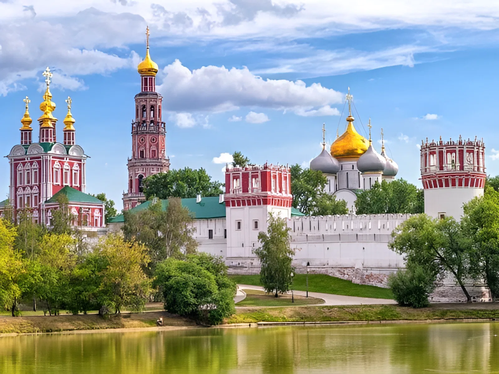 В недавно основанный Новодевичий монастырь торжественно перенесен образ Богоматери Одигитрии Смоленской