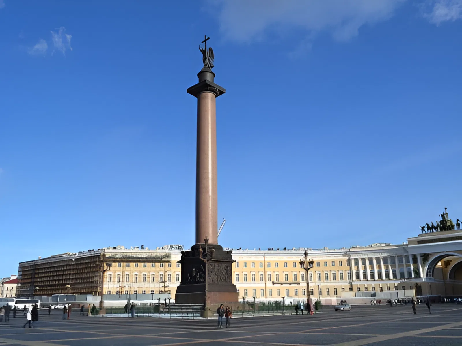 На Дворцовой площади Петербурга установлена Александровская колонна На Дворцовой площади Петербурга установлена Александровская колонна