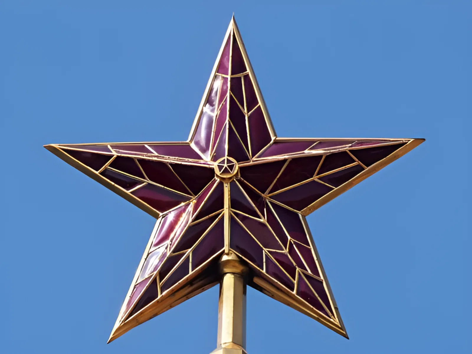 На Спасской башне Московского Кремля установлена первая пятиконечная звезда На Спасской башне Московского Кремля установлена первая пятиконечная звезда