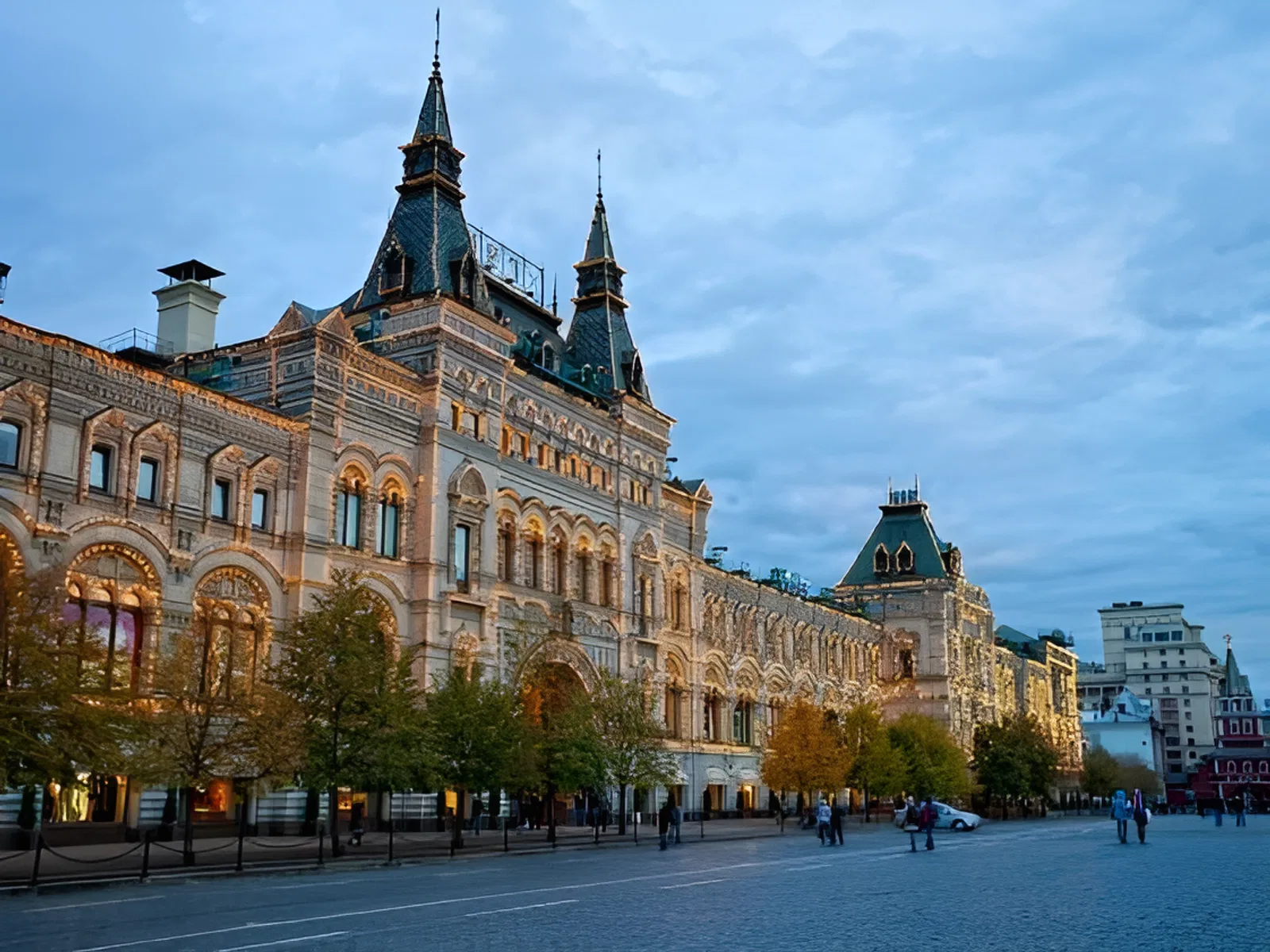 В Москве на Красной площади торжественно открыты Верхние торговые ряды (сегодня – ГУМ) В Москве на Красной площади торжественно открыты Верхние торговые ряды (сегодня – ГУМ)