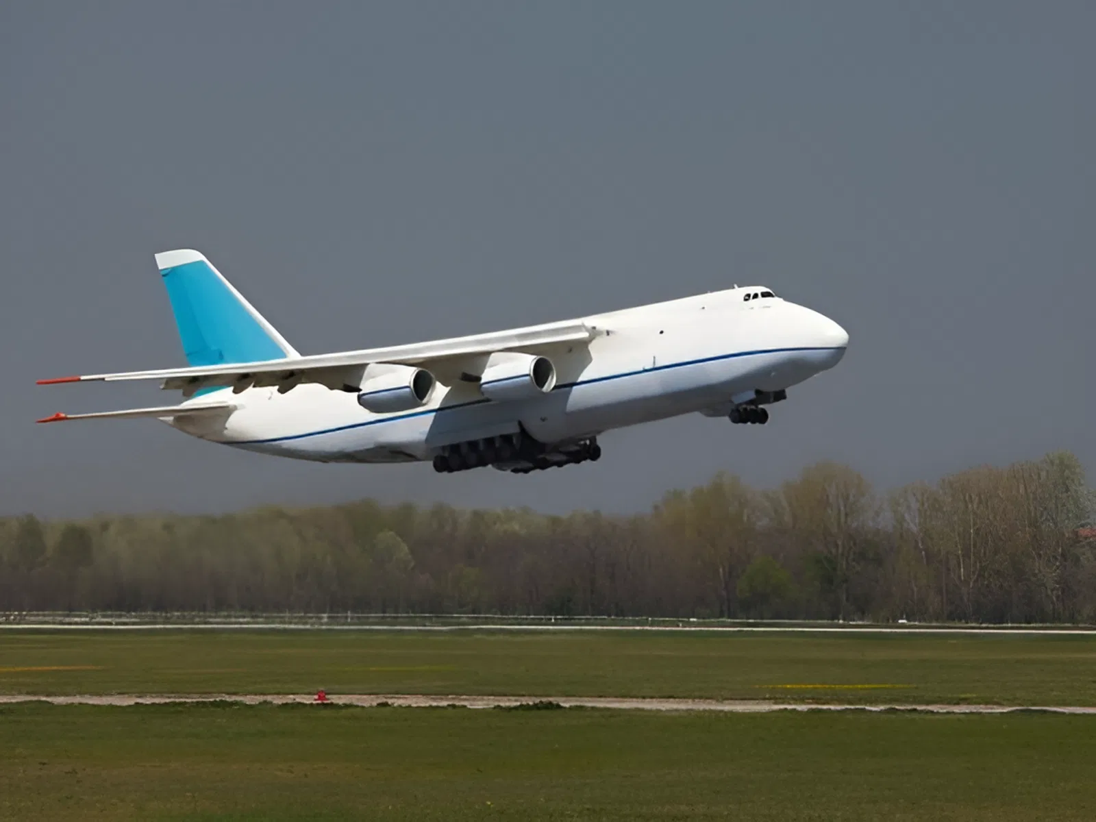 Совершил первый полет самолет Ан-124 «Руслан» Совершил первый полет самолет Ан-124 «Руслан»