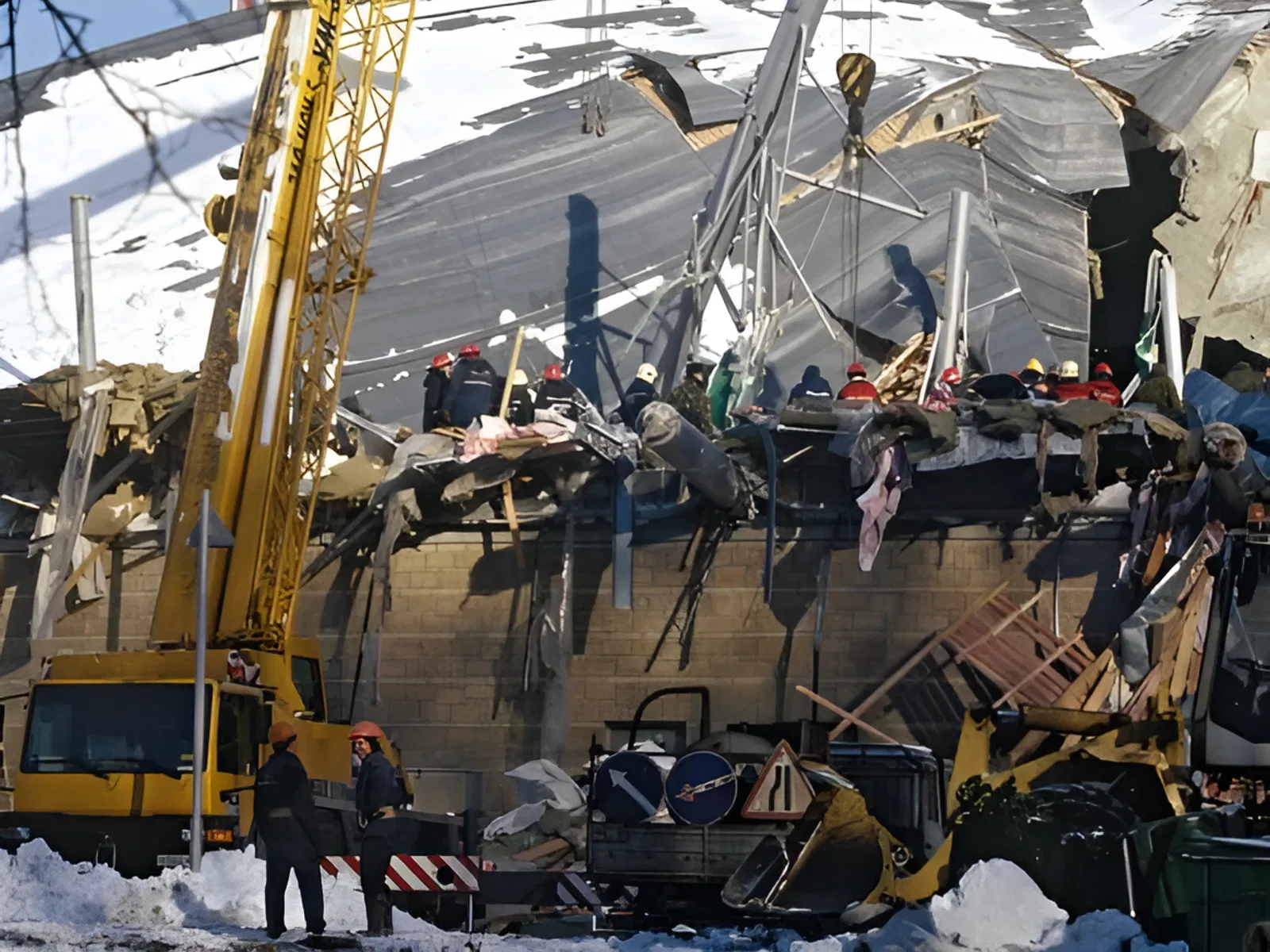 В Москве обрушилась кровля развлекательного комплекса «Трансвааль-парк» В Москве обрушилась кровля развлекательного комплекса «Трансвааль-парк»