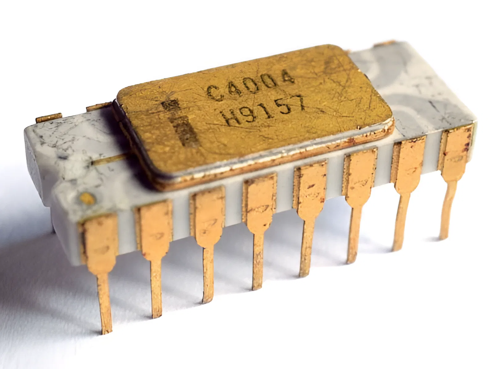 Фирма Intel выпустила свой первый микропроцессор — модель 4004 Фирма Intel выпустила свой первый микропроцессор — модель 4004