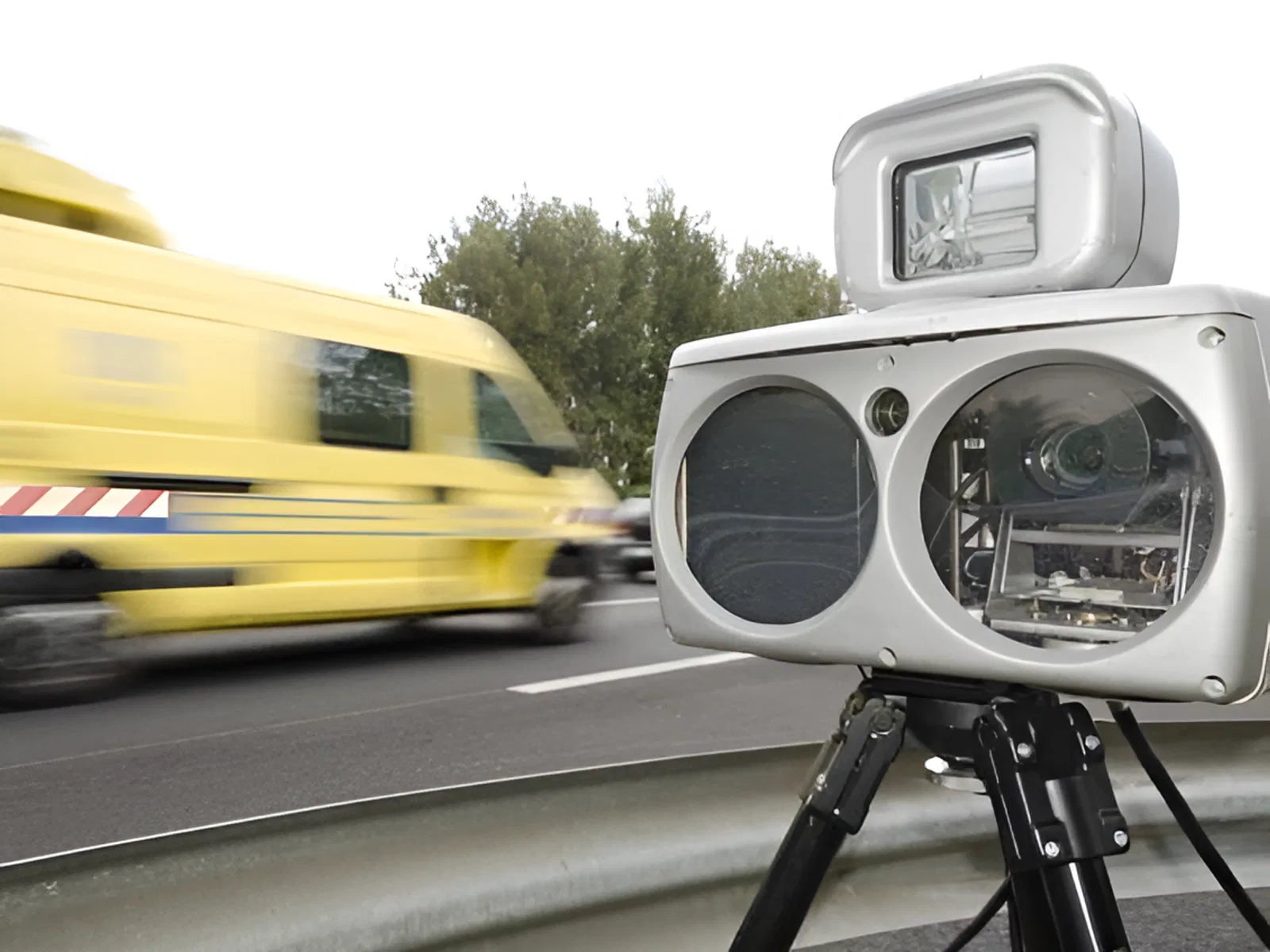 Первые радары контроля за скоростью автомобилей установлены в Лондоне Первые радары контроля за скоростью автомобилей установлены в Лондоне