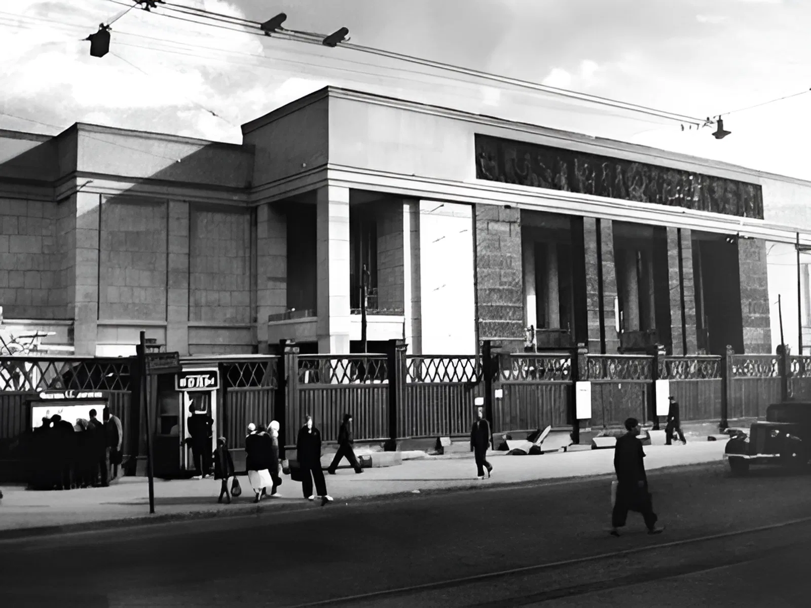 В Ленинграде открылся кинотеатр «Москва», первый трехзальный кинотеатр в СССР В Ленинграде открылся кинотеатр «Москва», первый трехзальный кинотеатр в СССР