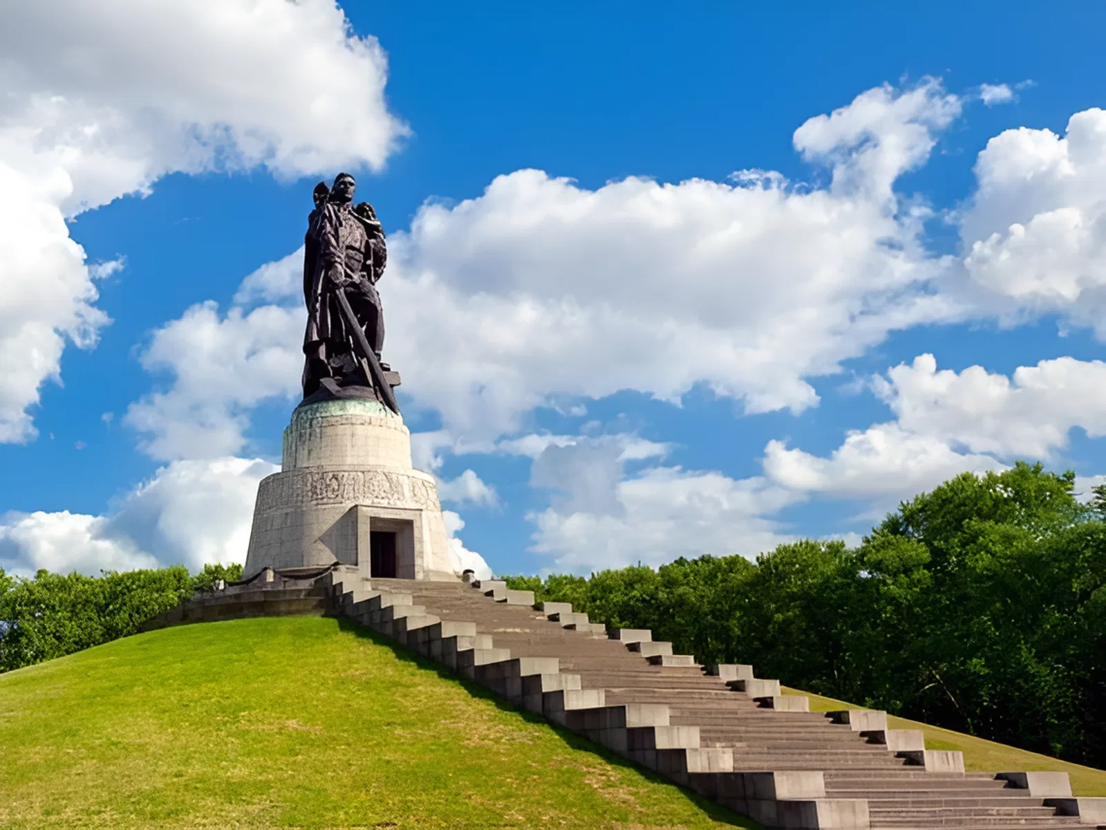В Берлине торжественно открыт памятник-ансамбль воинам Советской Армии, павшим в боях с фашизмом В Берлине торжественно открыт памятник-ансамбль воинам Советской Армии, павшим в боях с фашизмом
