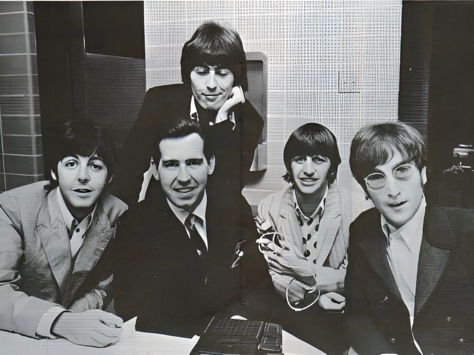 Вышел культовый альбом в истории рок-музыки Revolver группы The Beatles Вышел культовый альбом в истории рок-музыки Revolver группы The Beatles