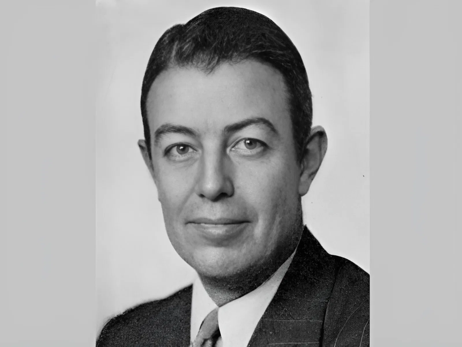 Бенджамин Ли Уорф (24 апреля 1897 - 26 июля 1941), американский лингвист и этнограф Бенджамин Ли Уорф (24 апреля 1897 - 26 июля 1941), американский лингвист и этнограф
