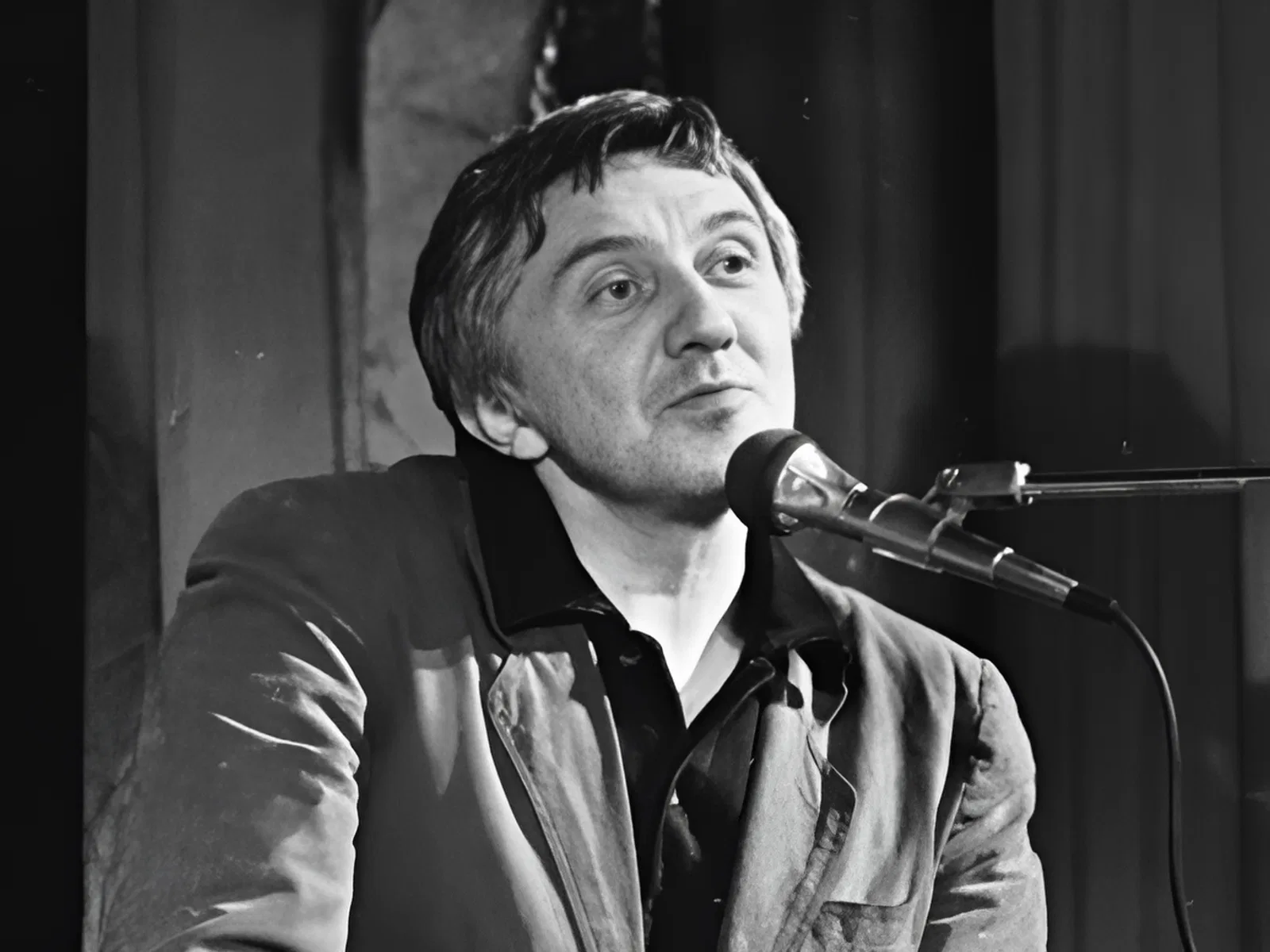 Юрий Щекочихин (9 июня 1950 - 3 июля 2003), советский и российский журналист и писатель Юрий Щекочихин (9 июня 1950 - 3 июля 2003), советский и российский журналист и писатель