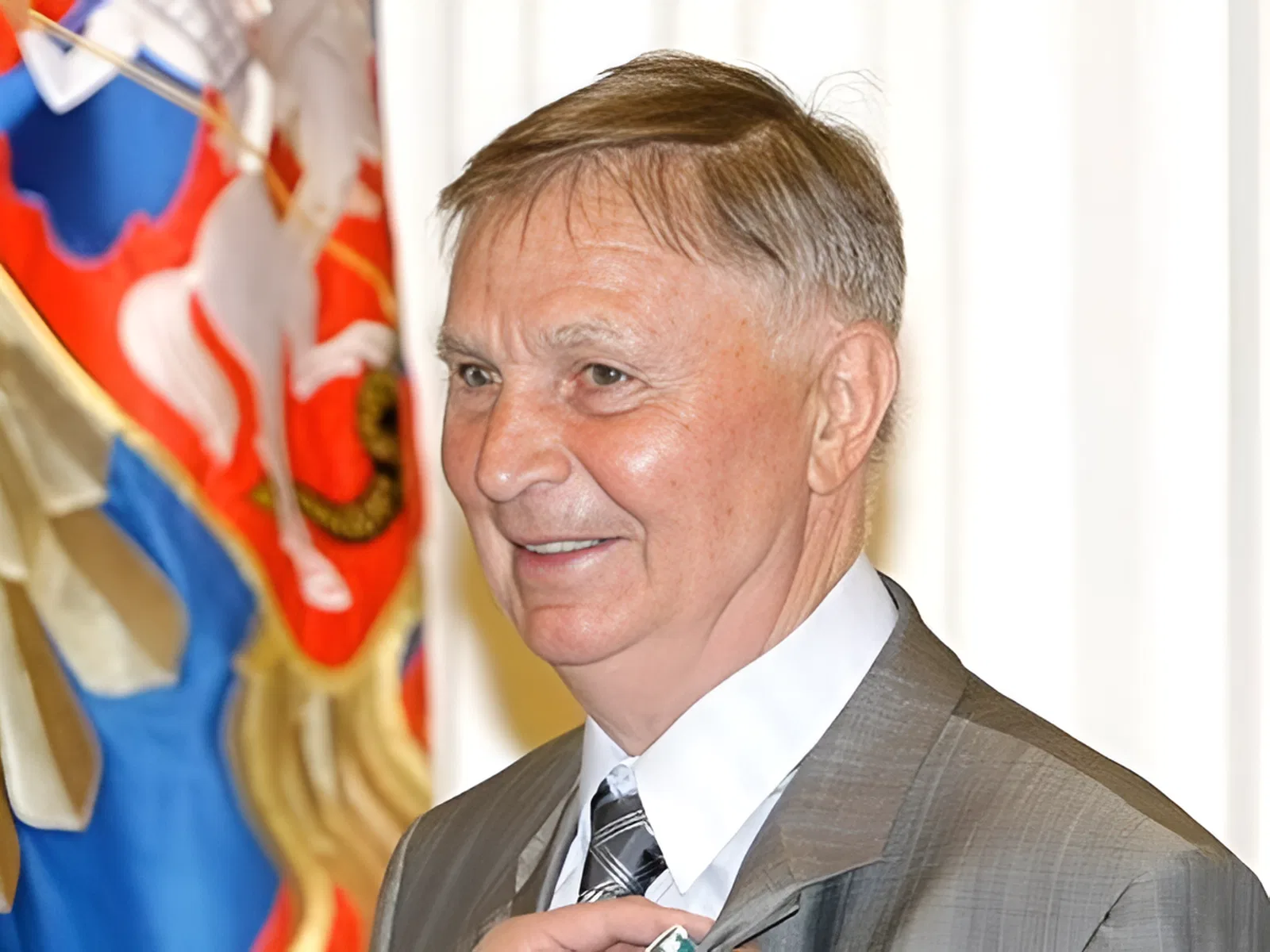 Виктор Тихонов (4 июня 1930 - 24 ноября 2014), советский хоккеист и хоккейный тренер, трехкратный олимпийский чемпион Виктор Тихонов (4 июня 1930 - 24 ноября 2014), советский хоккеист и хоккейный тренер, трехкратный олимпийский чемпион