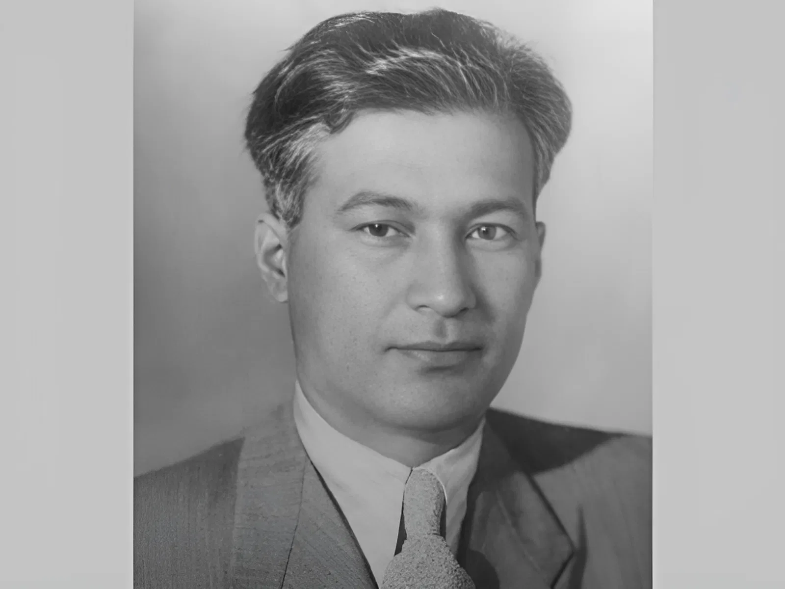 Шараф Рашидов (6 ноября 1917 - 31 октября 1983), советский партийный и государственный деятель, узбекский писатель Шараф Рашидов (6 ноября 1917 - 31 октября 1983), советский партийный и государственный деятель, узбекский писатель