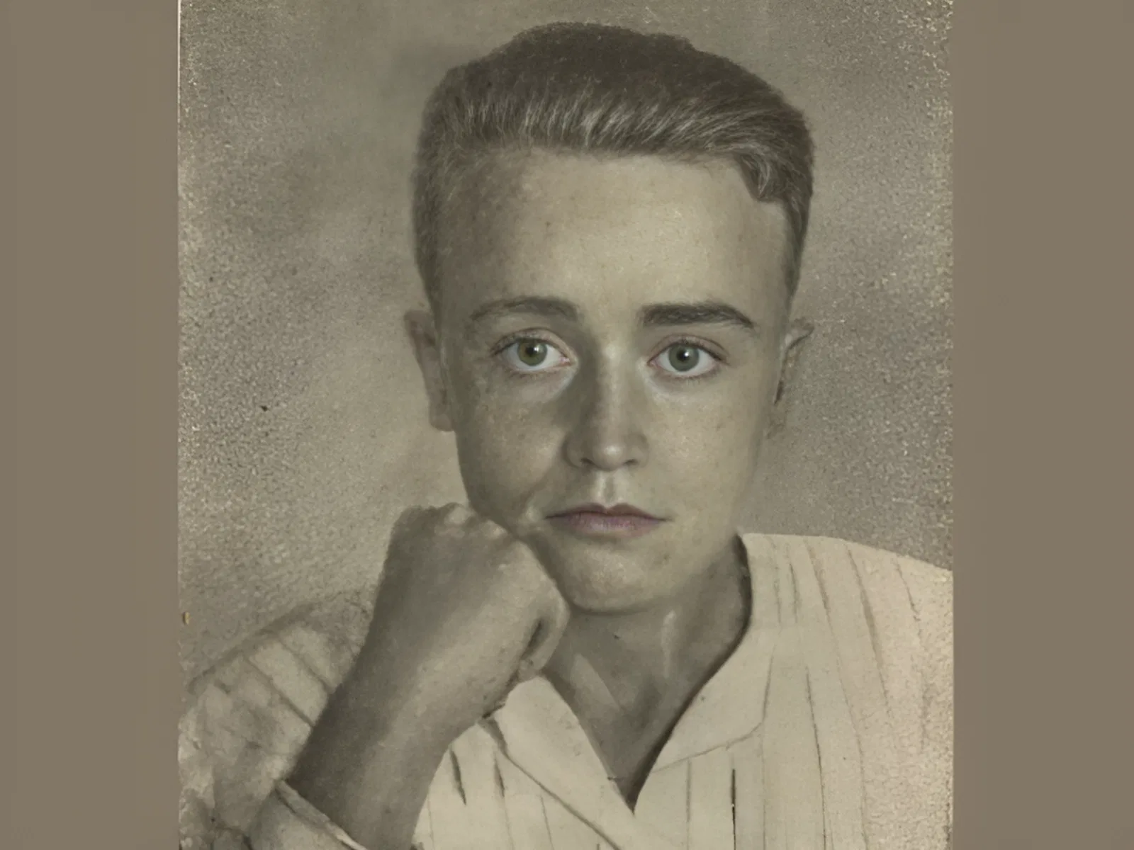Олег Кошевой (8 июня 1926 - 9 февраля 1943), советский комсомолец, один из лидеров антифашистской организации «Молодая гвардия» Олег Кошевой (8 июня 1926 - 9 февраля 1943), советский комсомолец, один из лидеров антифашистской организации «Молодая гвардия»