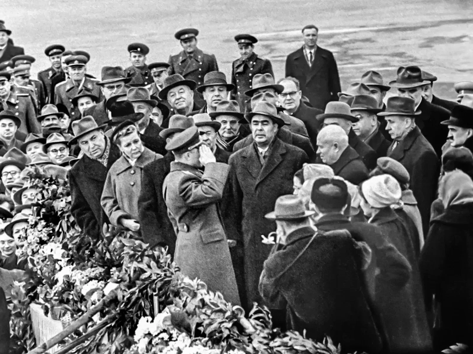 Ю. Гагарин докладывает руководителям партии и правительства СССР об успешном завершении космического полета Аэропорт Внуково. 14 апреля 1961 года. Фото Г. Корабельникова. Главархив Москвы