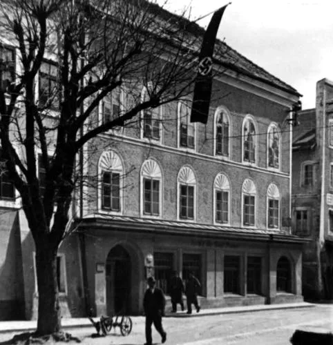 Дом, где родился Гитлер, в Браунау-на-Инне 1934 год. Фотограф Фридрих Вайлер