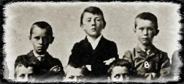 Адольф Гитлер в центре группового снимка 1900 год