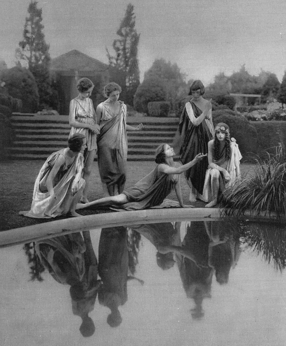 Танцовщицы Дункан, журнал «Зе Скетч», 7 августа 1918 года (обрезанное фото) 1918 год, фотограф Жан де Стрелецки