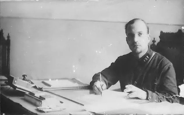 Подполковник А. И. Лизюков в своём кабинете, 1934 год. 1934. Неизвестеннеизвестен