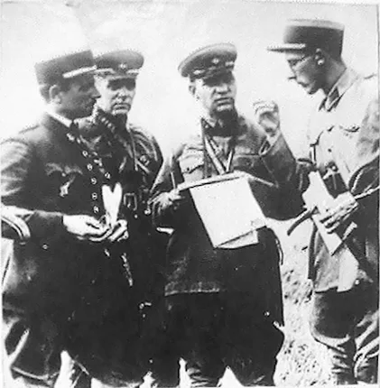 Подполковник А. И. Лизюков в составе советской делегации на учениях французской армии в Шампани, Франция, 1935 год. 1935. Неизвестеннеизвестен