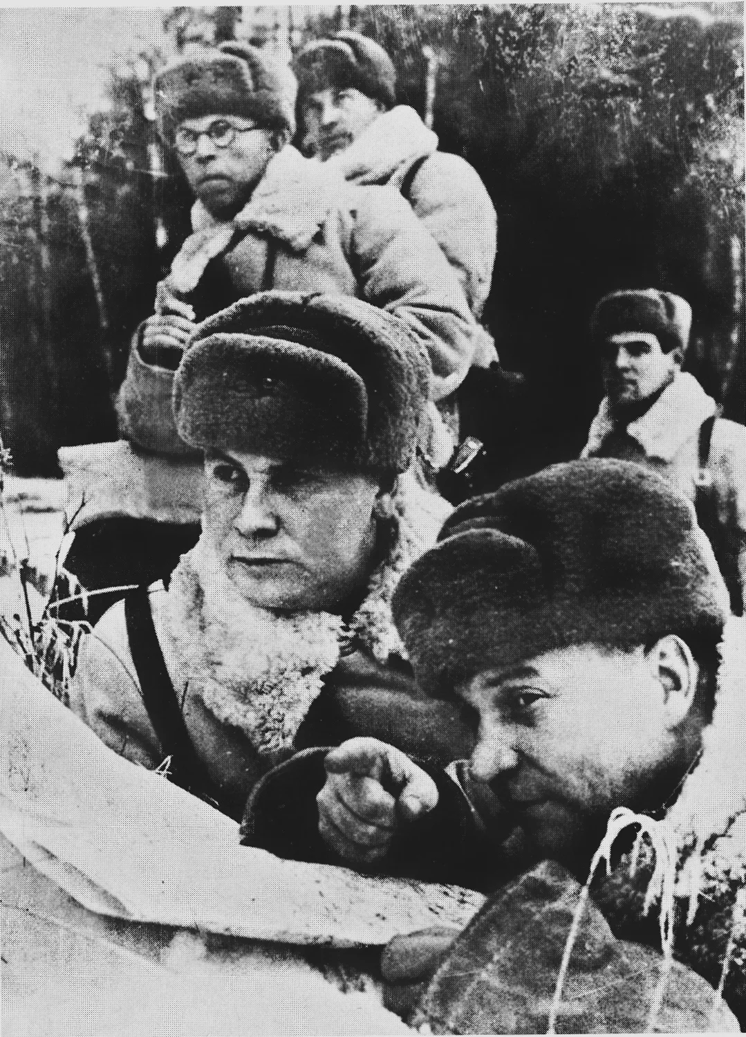 Герой Советского Союза командир 1-й гвардейской Московской мотострелковой дивизии полковник А.И. Лизюков (первый справа) на наблюдательном пункте. 1941. Дмитрий Чернов