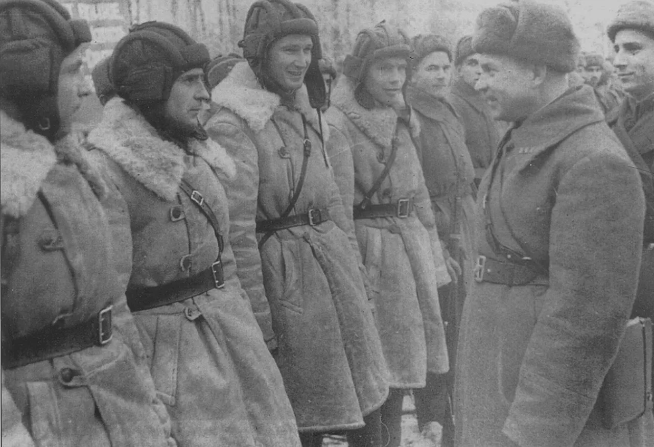 Командир 1-й Московской гвардейской мотострелковой дивизии А. И. Лизюков беседует с танкистами накануне боя. Западный фронт, ноябрь 1941. 1941. Неизвестеннеизвестен