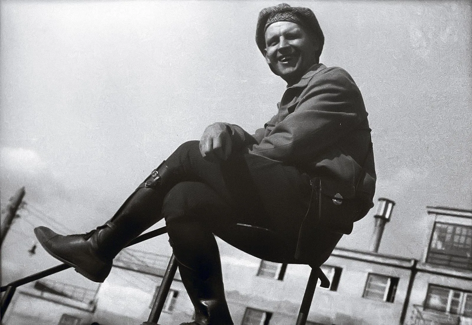 Александр Родченко на перилах 1930 год, фотограф — Елеазар Михайлович Лангман