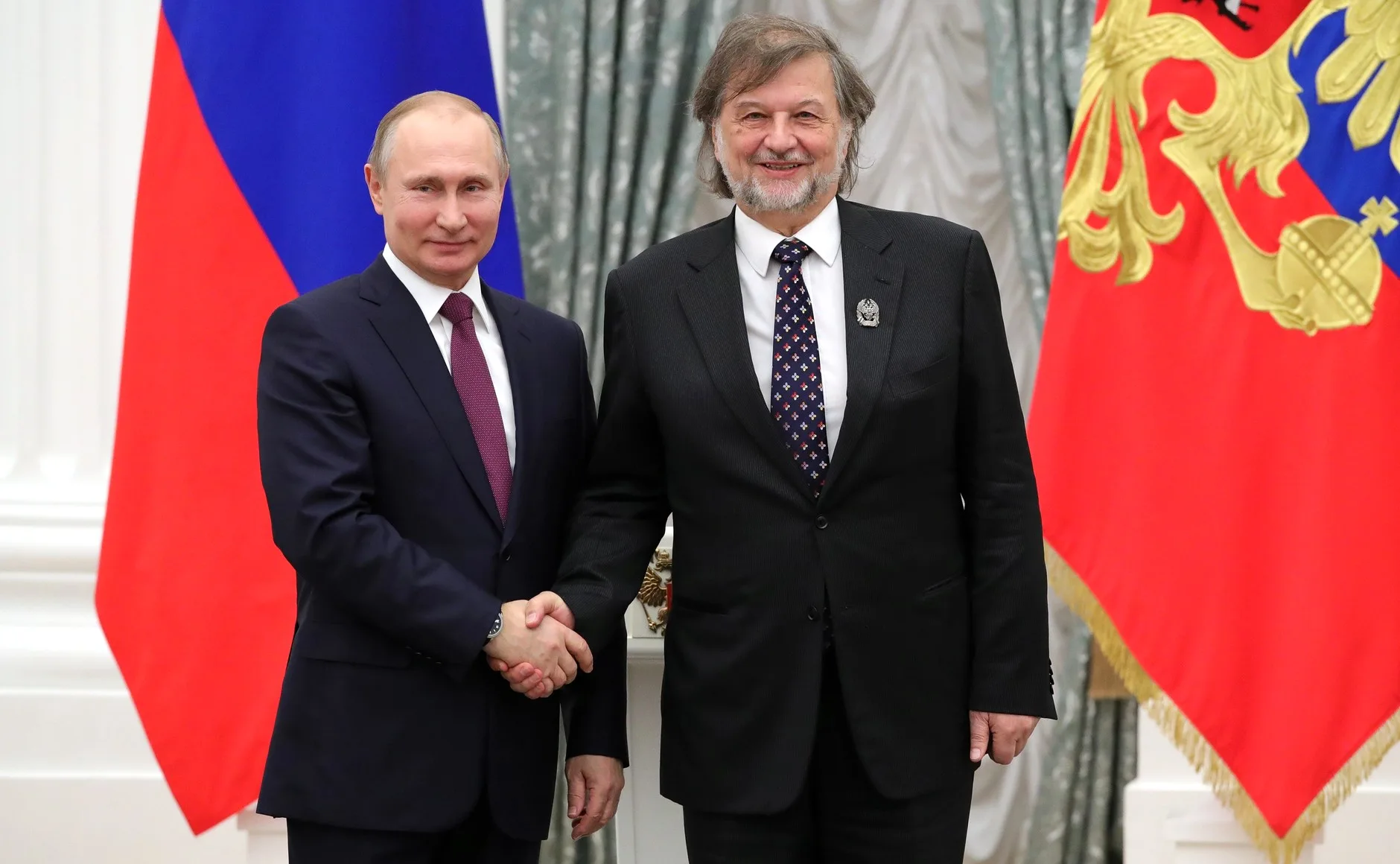 6 апреля 2018 года. Президент России Владимир Путин вручает Алексею Рыбникову Премию Президента РФ в области литературы и искусства за произведения для детей и юношества. Пресс‑служба Президента Российской Федерации